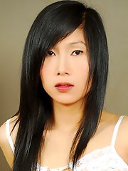 Thai ladyboy squirts her creamy load